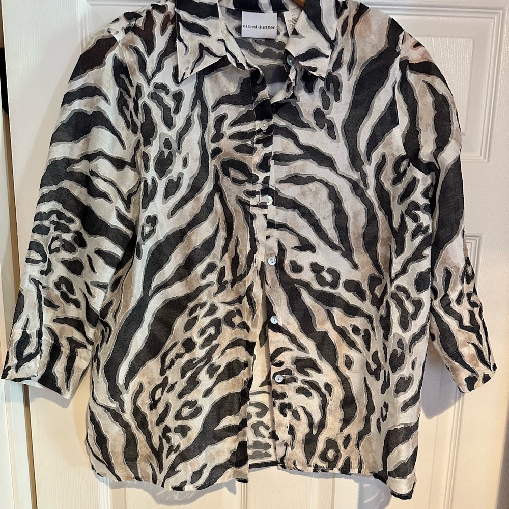 This Beautiful Alfred Dunner Blouse is in like new condition Size 12